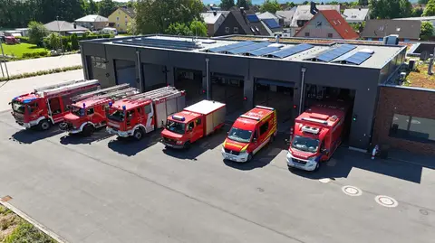 Feuerwehrhaus Ortsfeuerwehren Groß- und Nordgoltern mit Fahrzeugen.JPG